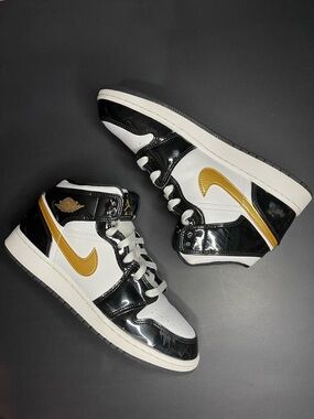 Jordan 1 Mid SE GS 'Black Metallic Gold' BQ6931-007
Size 7Y